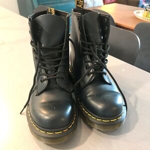 Dr.Martens 8 holes size 6Us. Navy blue